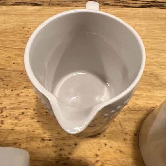 5-Piece Pfaltzgraff Charlotte Meridian Embossed White 4 Mugs + Creamer EXCELLENT - Picture 9 of 9